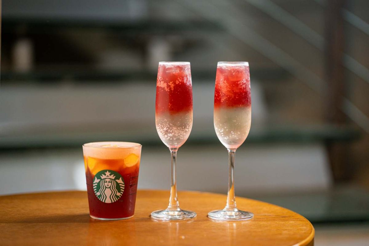 芙蓉花神特調啤酒NT$200(左)、粉紅年代氣酒NT$400/2杯(右)。