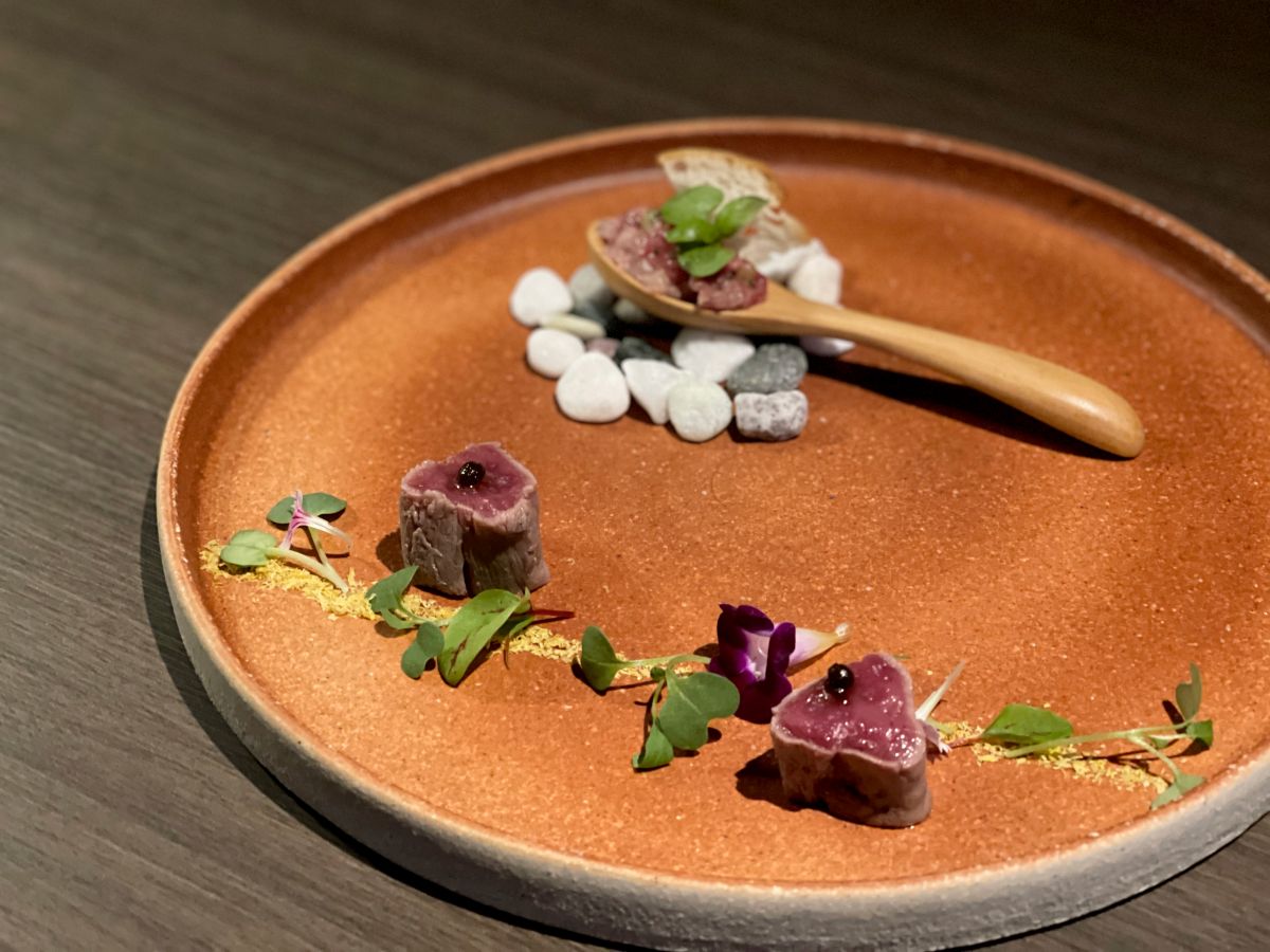 （手前から）フィレ肉のひと口レアステーキ、フィレタルタル