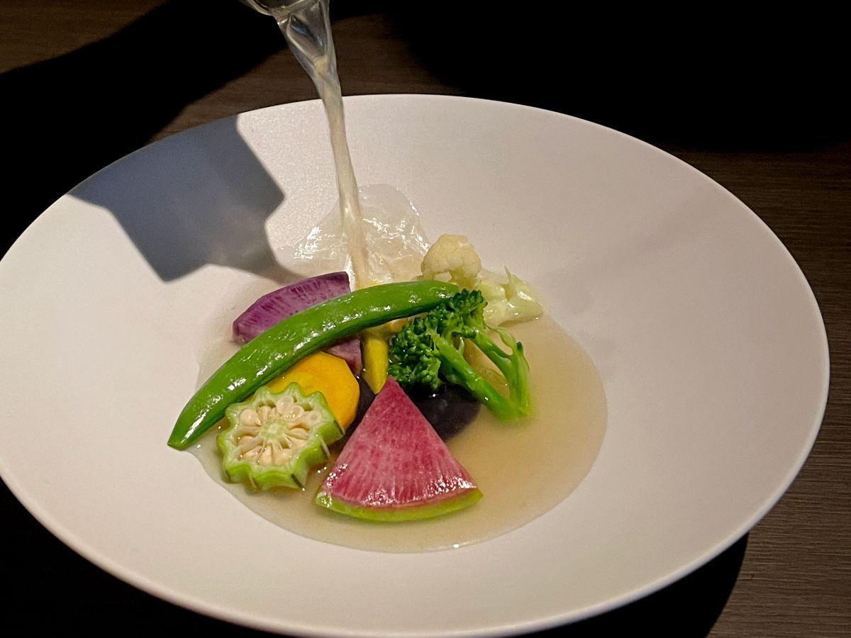 ラムボーン（バラ）のスープ　旬菜と芝海農園野菜を添えて