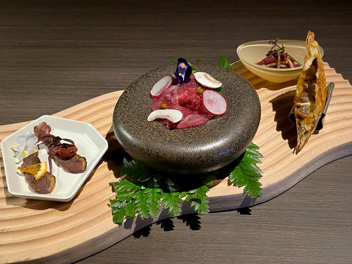  前盛4種盛り合わせ（左から）塩麹カルビジャーキー、もも肉のカルパッチョ、ハツの低温調理、スパイシーラムのケサディージャ