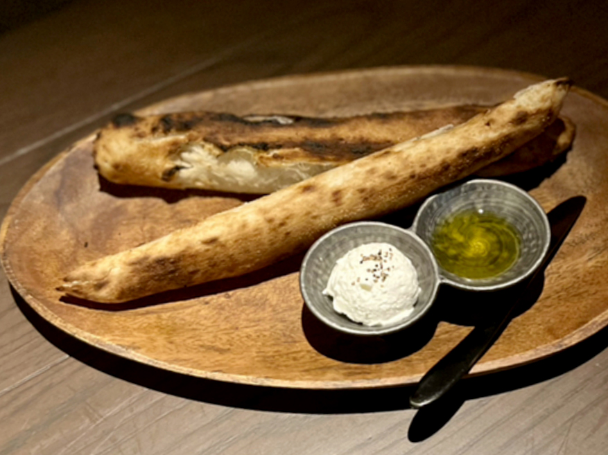自家製フォカッチャと燻製ホイップバター