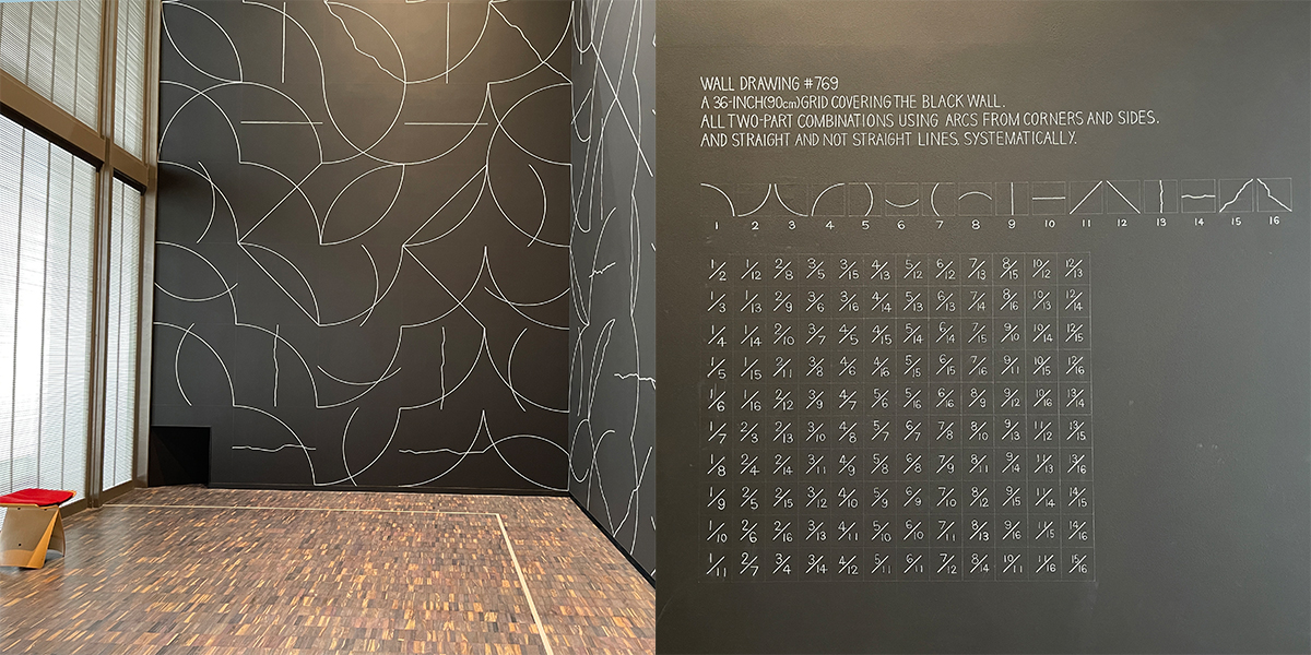 ソル・ルウィット《ウォール・ドローイング＃769　黒い壁を覆う幅36インチ（90㎝）のグリッド。角や辺から発する円弧、直線、非直線から二種類を体系的に使った組み合わせ全部。》1994年 Courtesy the Estate of Sol LeWitt, Massimo De Carlo and TARO NASU Copyright the Estate of Sol LeWitt.