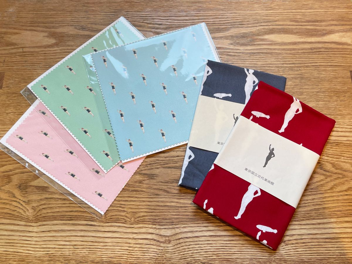 （左から）古賀春江《海》アートクロス 各924円、古賀春江《海》手ぬぐい 各990円