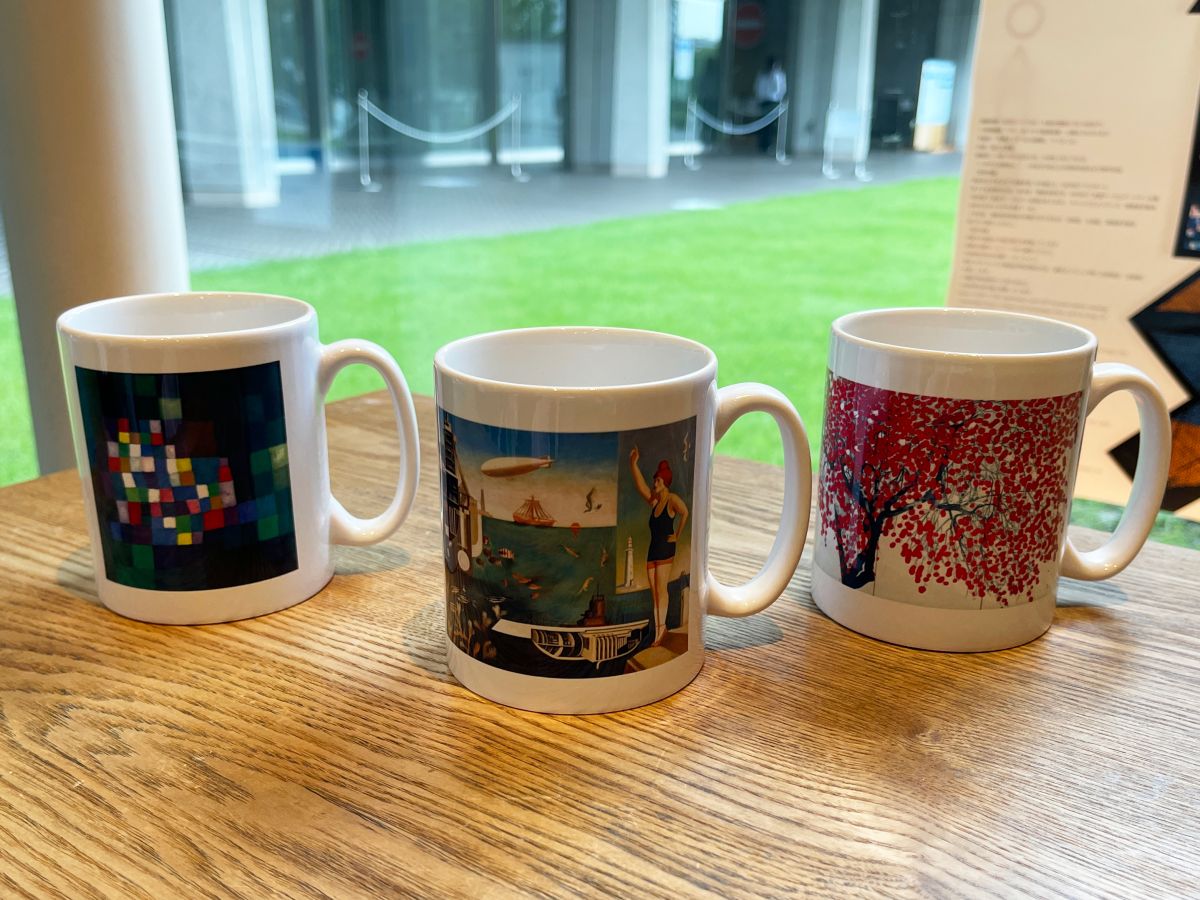 マグカップ 各1650円（左から）パウル・クレー《花ひらく木をめぐる抽象》、古賀春江《海》、船田玉樹《花の夕》