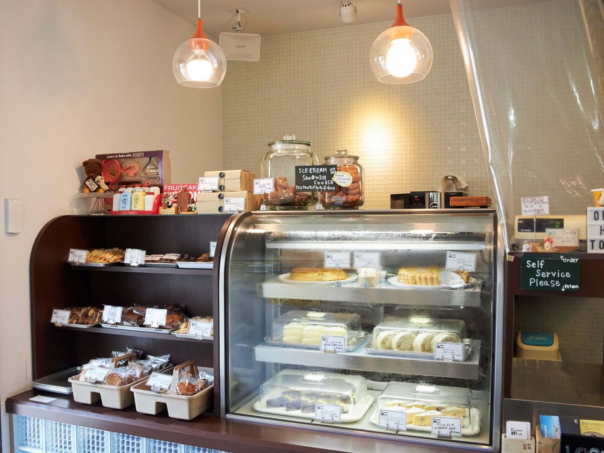 ショーケースの隣にはクッキーや焼き菓子も！