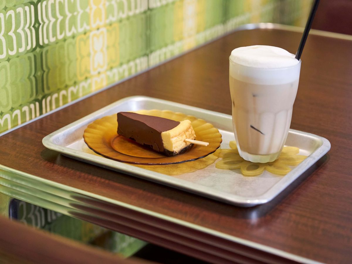 「チーズケーキバー」450円、「アイスカフェラテ」500円