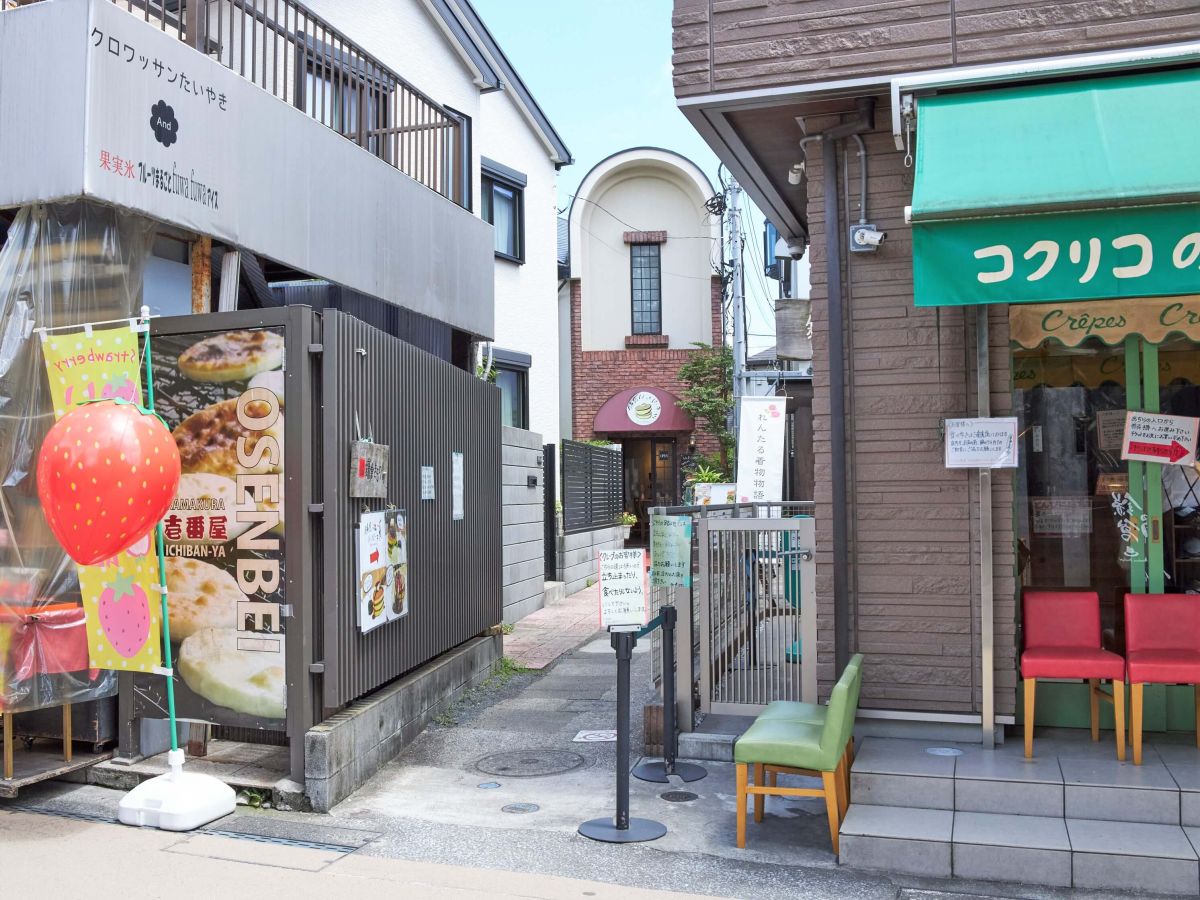 小道の入口に掲げられたホットケーキのイラスト看板が目印！