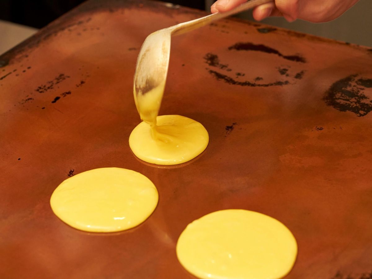 200℃の銅板で一枚一枚、手焼きされています！