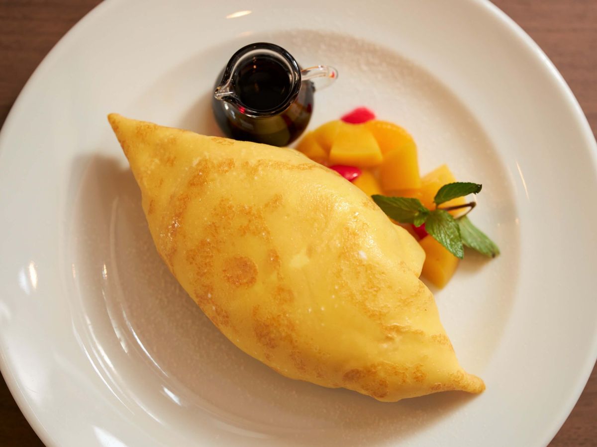 真上からのアングルはまさに洋食を代表するオムレツの姿！