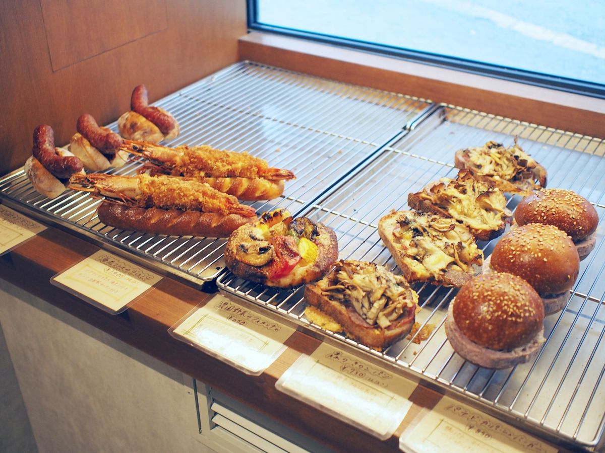 （左から）猪のソーセージパン 852円、海老フライのヴィエノワ 1,512円、農園野菜のフォカッチャ 715円、森のきのこパン 825円、パテ・ド・カンパーニュバーガー 935円