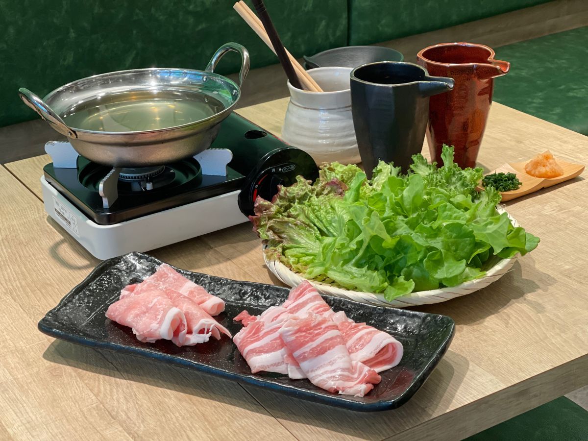 三種のレタスと国産豚のしゃぶしゃぶ 1人前 1350円　 ※写真は2人前 ※注文は2人前から