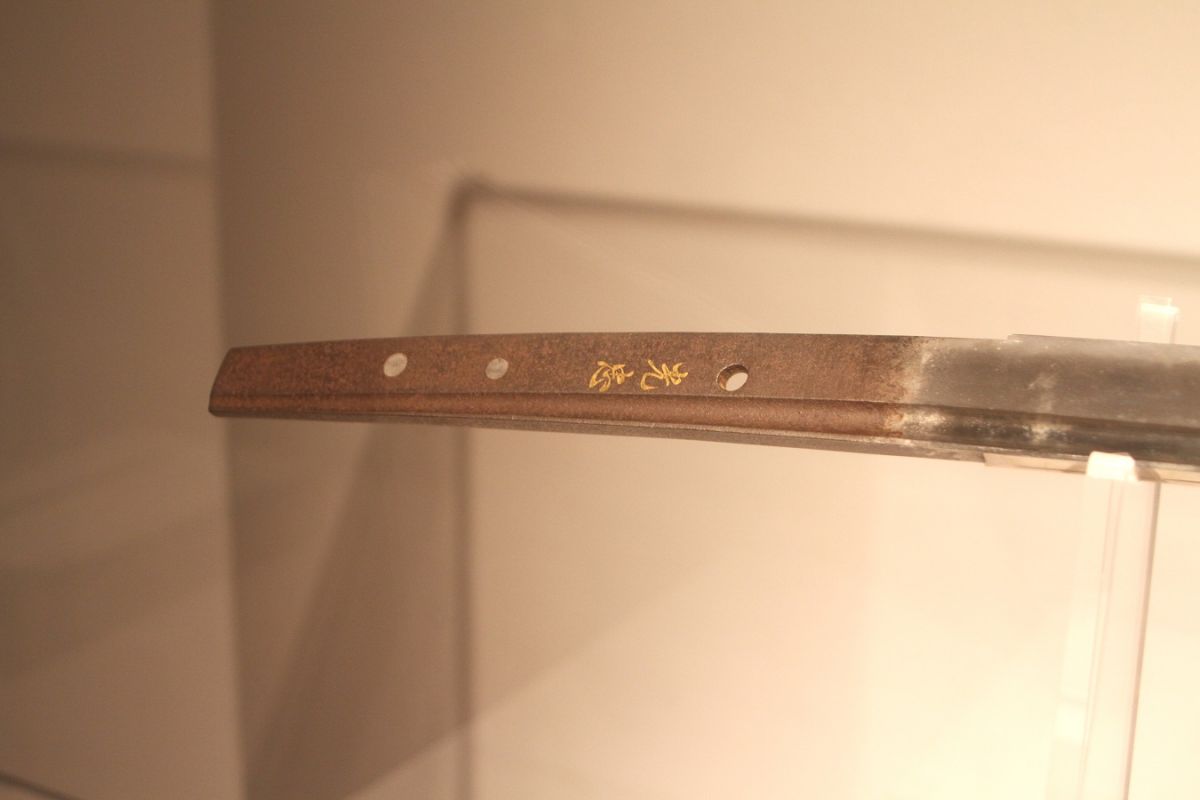 よく見ると、刀に金字で「光忠」の文字も入っている