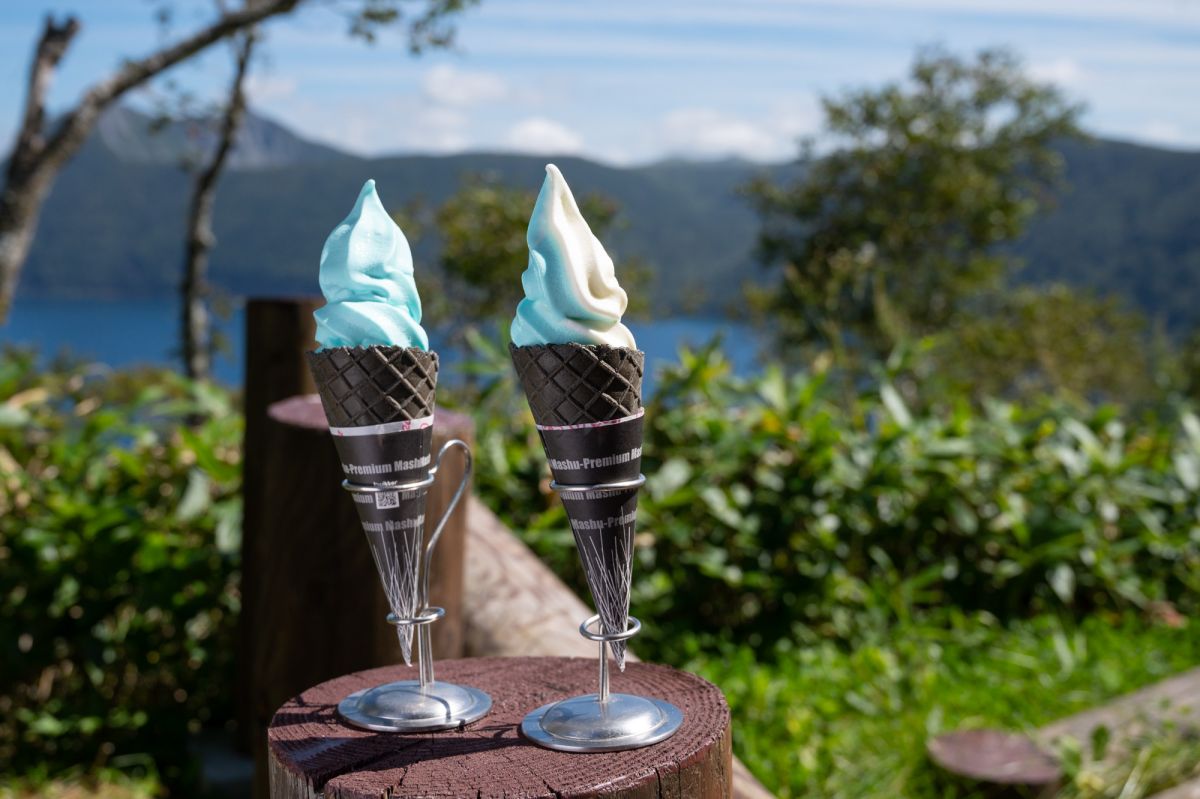 「摩周ブルーソフト」500円（左）と「摩周湖の霧ソフト」450円（右）