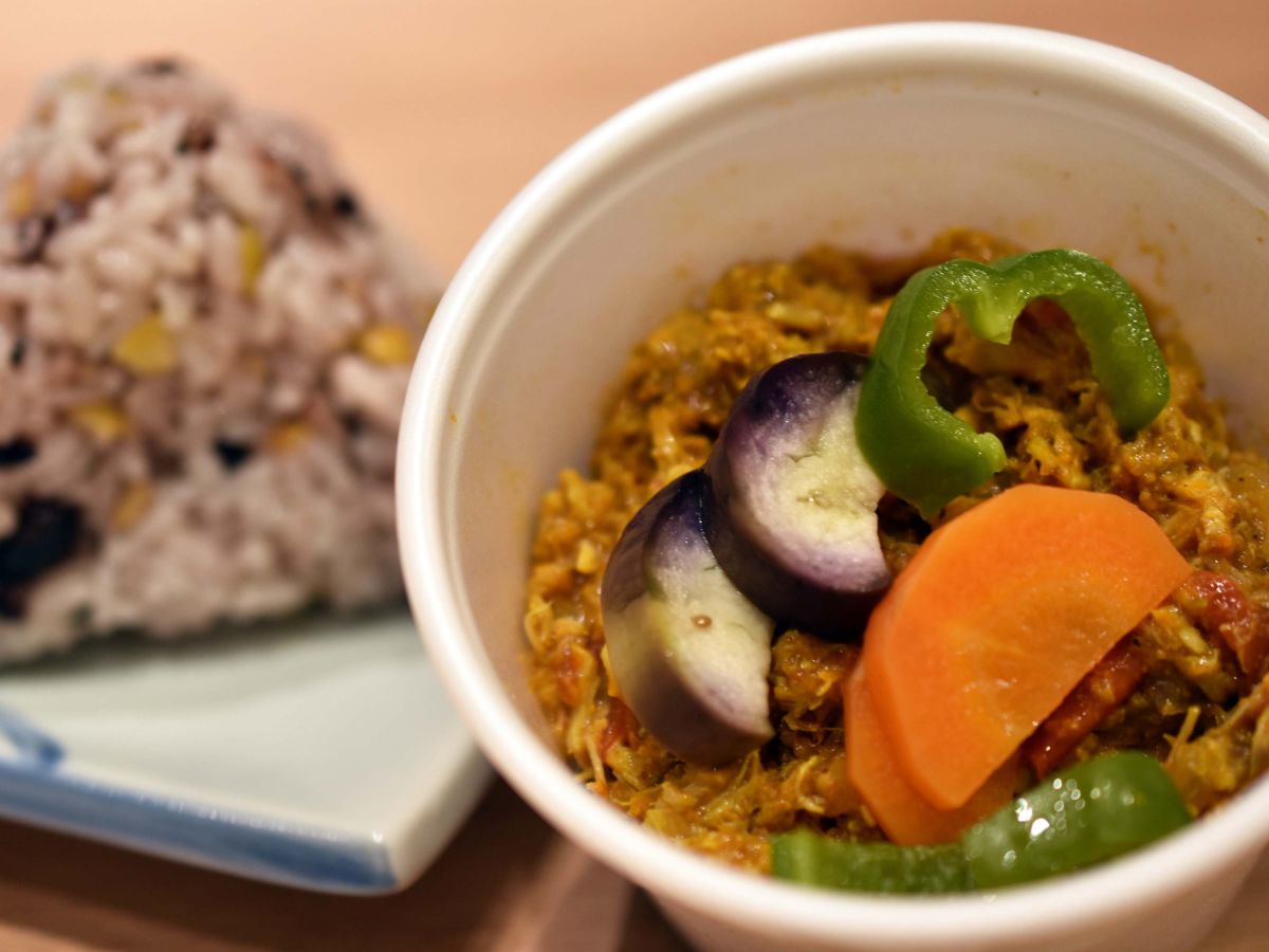 豚肉と色どり野菜のカレー 300円（トッピングの野菜は日替わり）