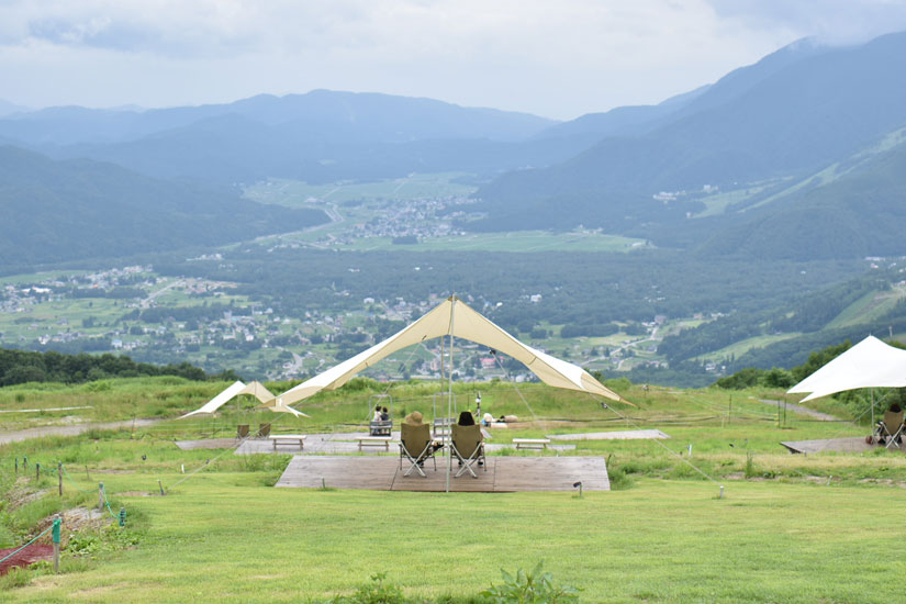 ベンチや椅子に座り、思い思いの時間を過ごせる「岩岳グリーンパーク」
