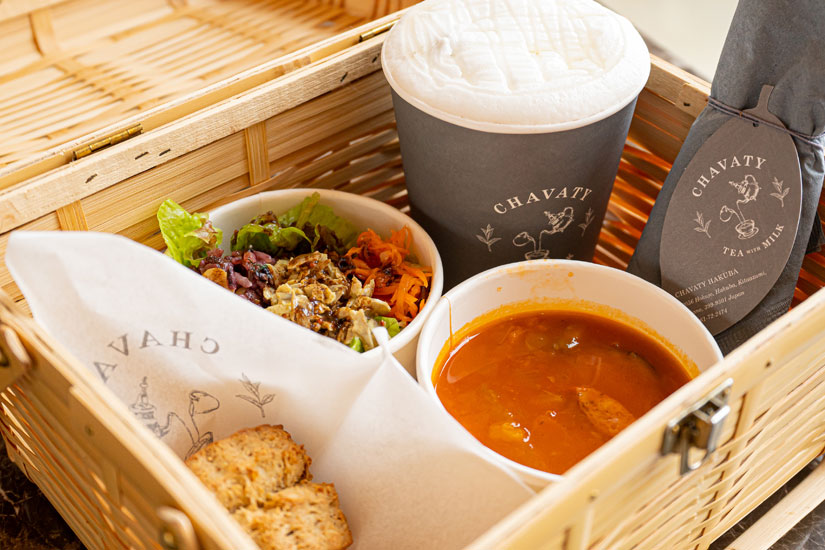 スコーン、ティー、デリサラダとスープをバスケットに入れたCHAVATYピクニックセット1628円。1日10セット限定