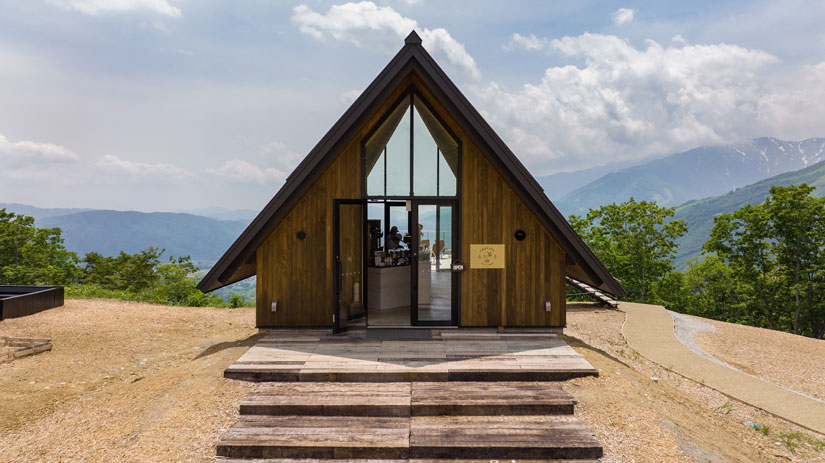 三角屋根の建物が目印。信州初出店の「CHAVATY HAKUBA」