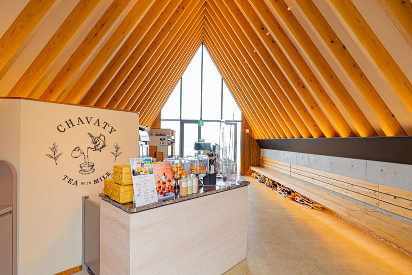 建物に入ると、教会のような茶室のような、端正な雰囲気が漂います