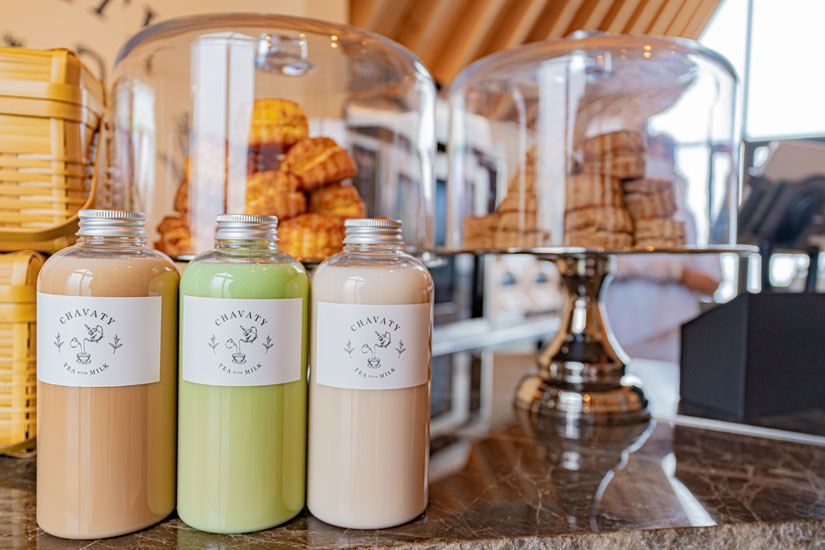 茶葉本来のおいしさにこだわったティーラテは、ウバ、抹茶、ほうじ茶の3種類。たっぷり味わえるアイスボトルティーラテも