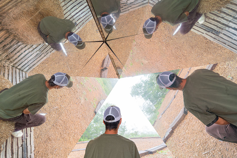 三角形の小屋の中は、万華鏡みたいな不思議な世界