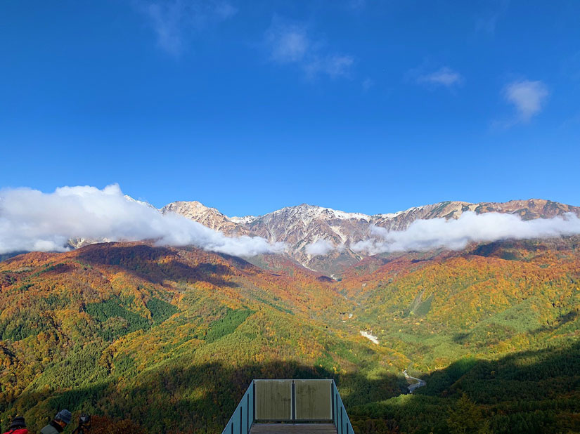 白馬マウンテンハーバーから望む紅葉と冠雪の北アルプス