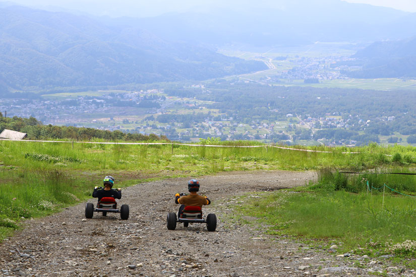 マウンテンカート1人1800円(ヘルメット、ゴーグル、プロテクターのレンタル付き)。身長140cm、体重110kg未満の人なら誰でも体験できます