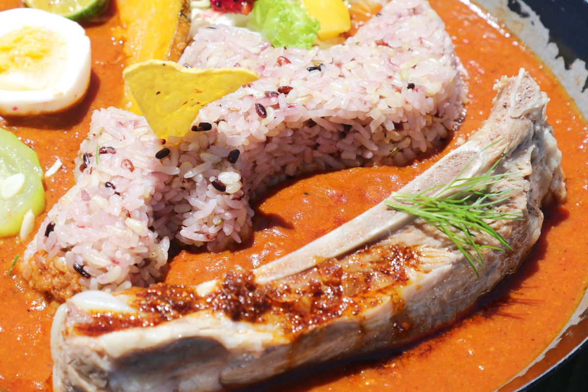 沖縄本島に見立てたご飯の上に、恩納村の位置をドリトスでマーク！