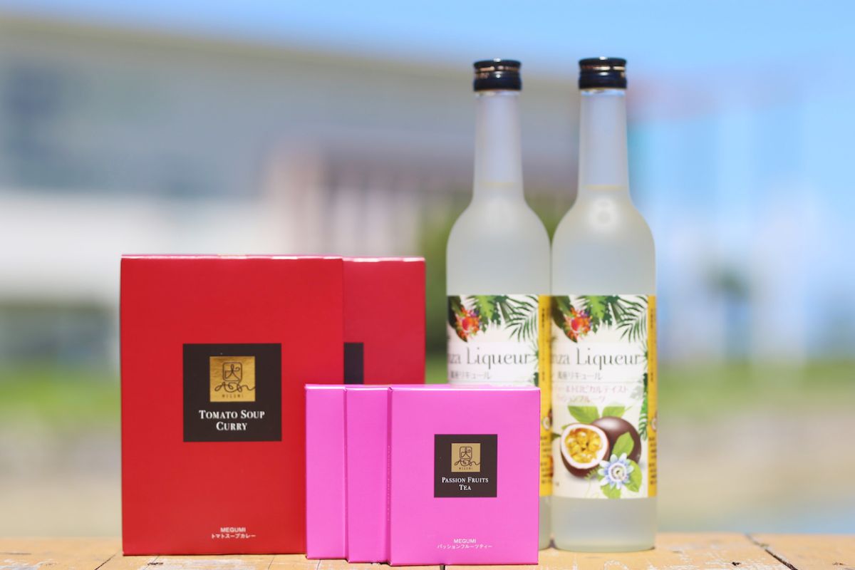 「トマトスープカレー」1箱540円（左）、「パッションフルーツティー」1箱500円（真ん中）、「パッションフルーツリキュール」1本1680円（右）