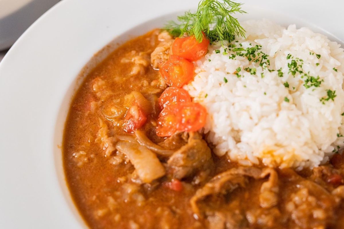 あかねトマトのハヤシライス950円（サラダ付き）