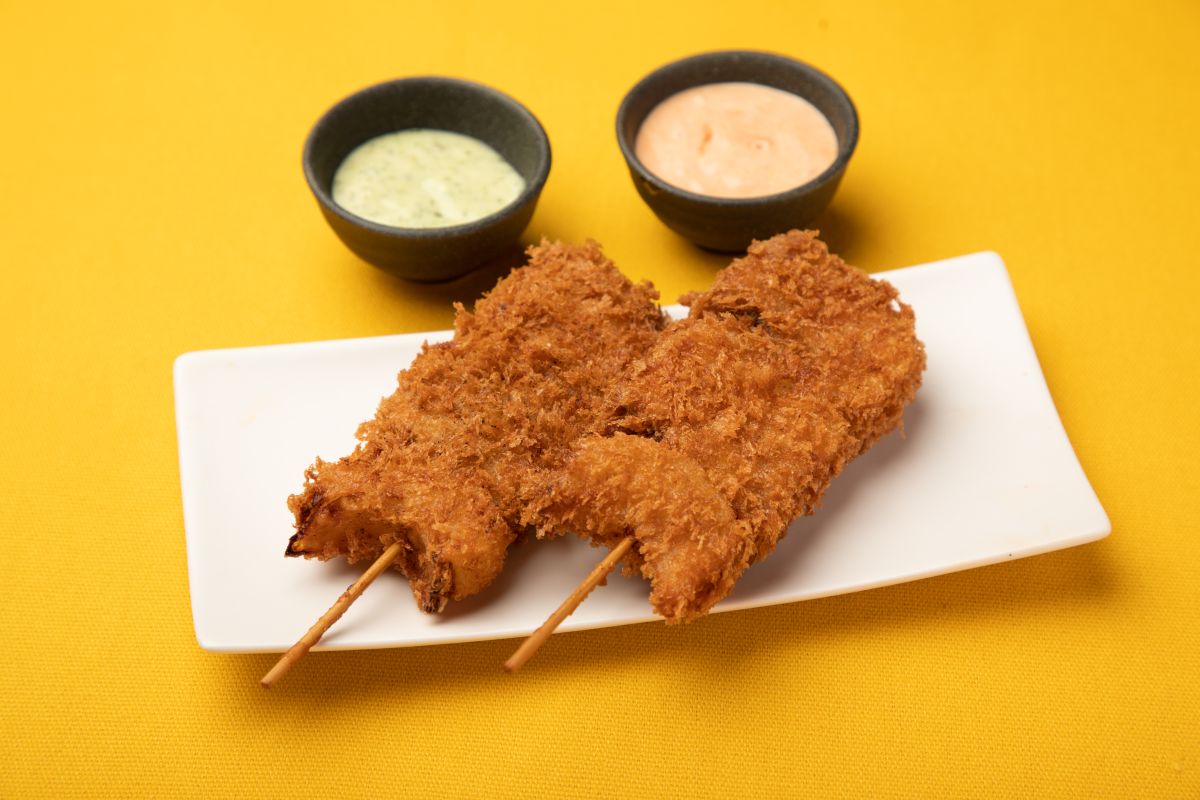 カツオとローストオニオンのブロシェット風 2種のソースを添えて