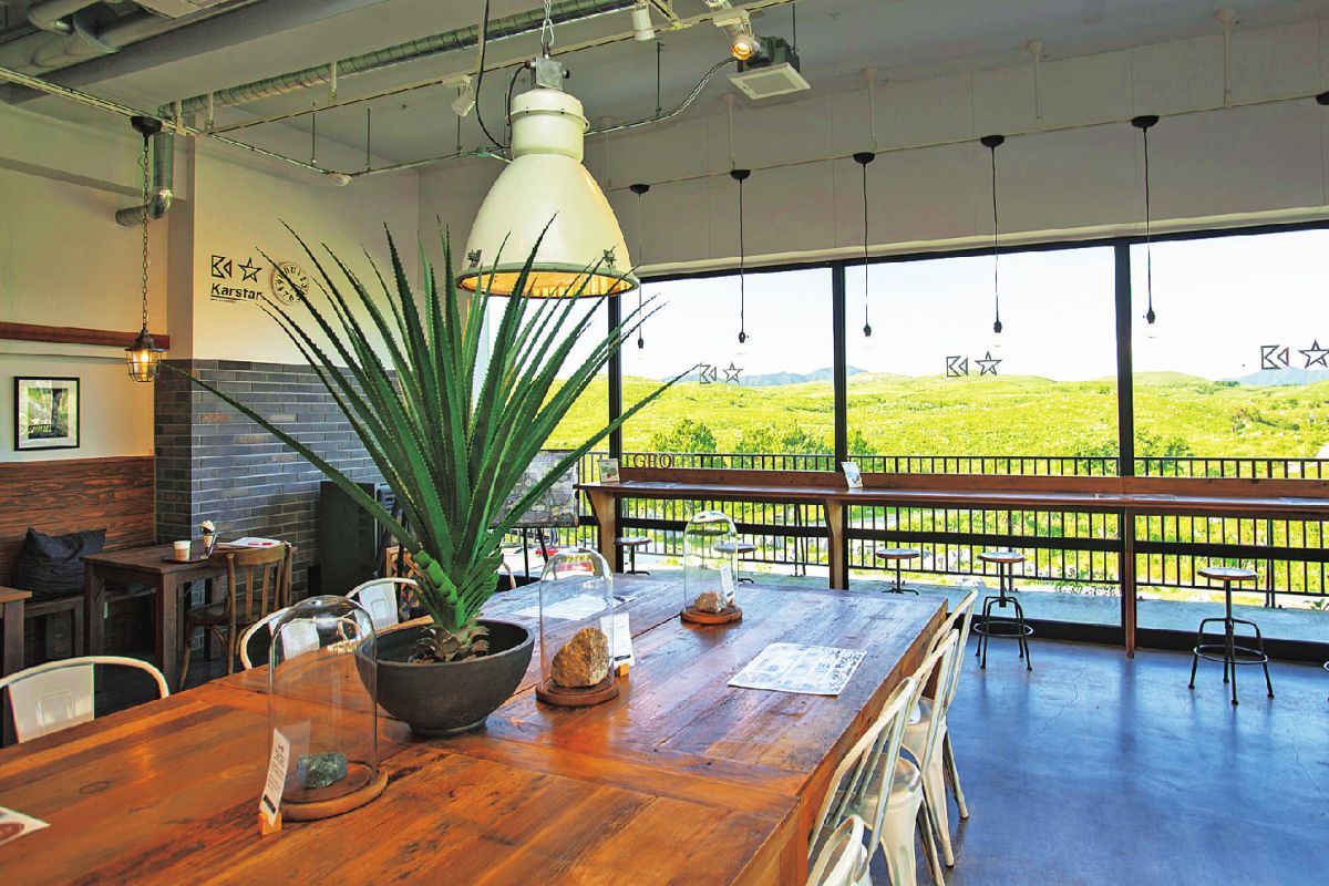 眼前に雄大な光景が広がる窓際席がおすすめです