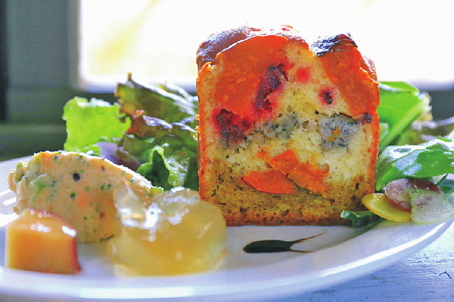 「プティミールプレート（1300円）」は、ケークサレまたはバゲットグラタンとドリンクのセットです