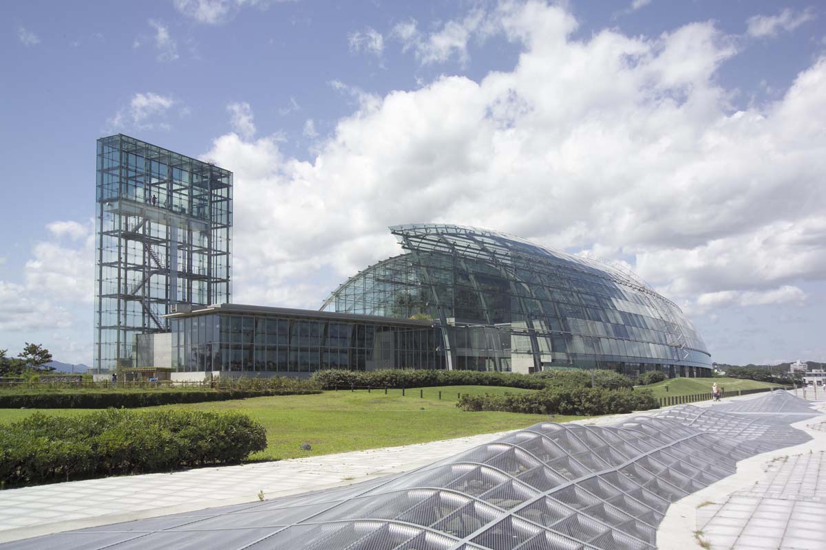 小名浜港に面して立つアクアマリンふくしま