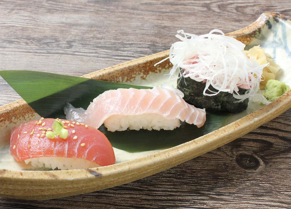 「地球一号（鮪づくし）」825円 ※セット内容は時期によって異なります