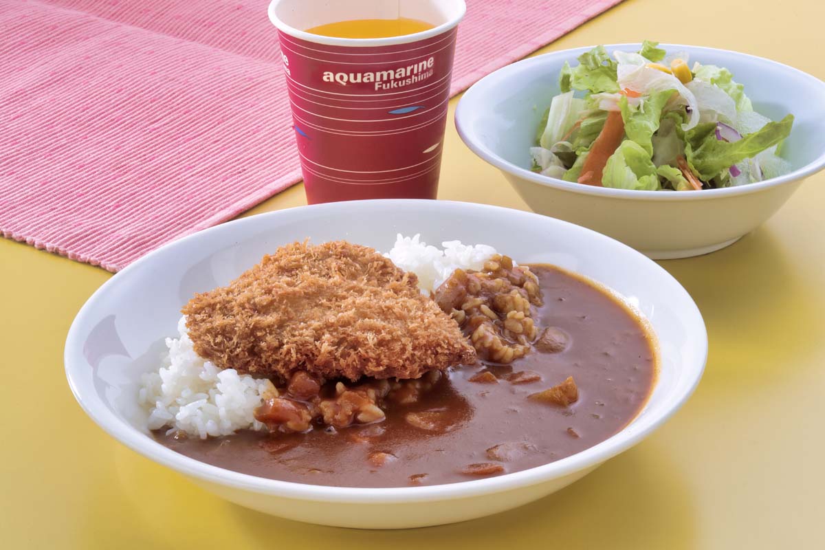 「ハッピーオーシャンズカレー」（カツオフライ、サラダ、ドリンクバー付）セット1000円