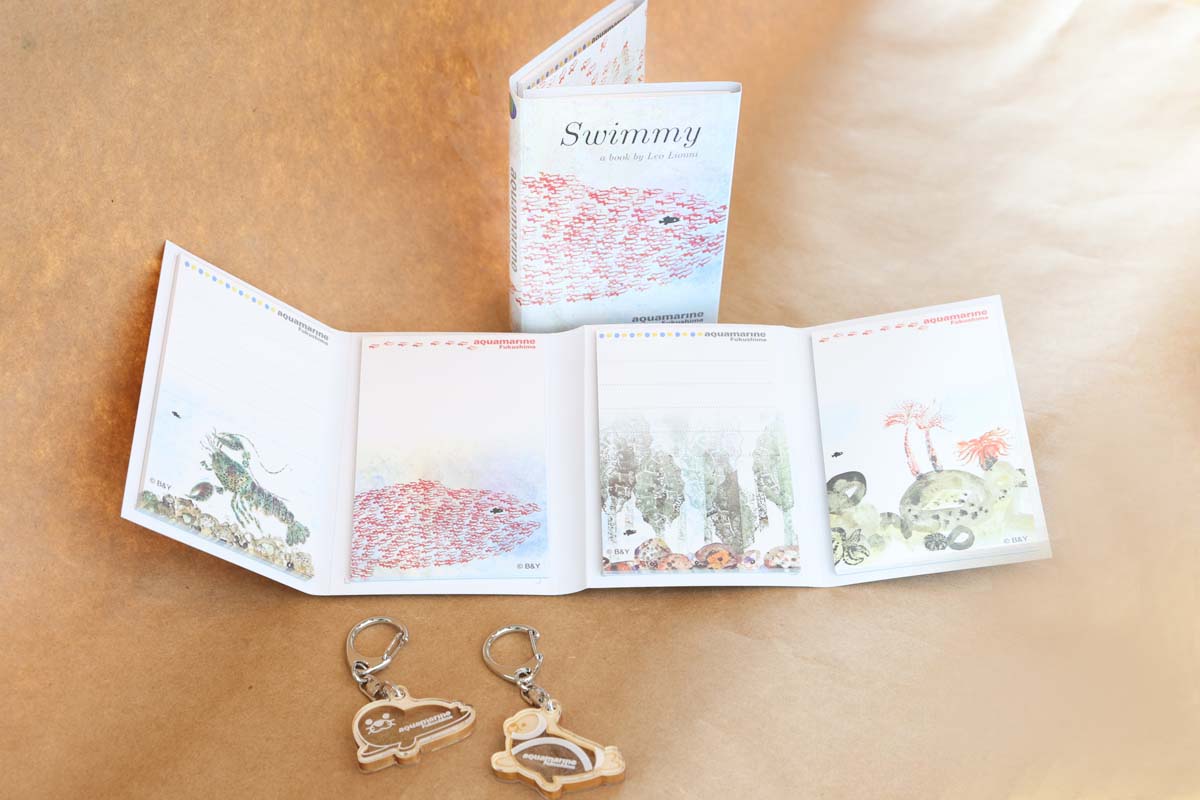 上：「スイミー＆AMFパタパタメモ」680円、下：「毛入りキーホルダーゴマフアザラシ　だいふく♂（子ども）/クラカケアザラシ　くらまる♂」各550円