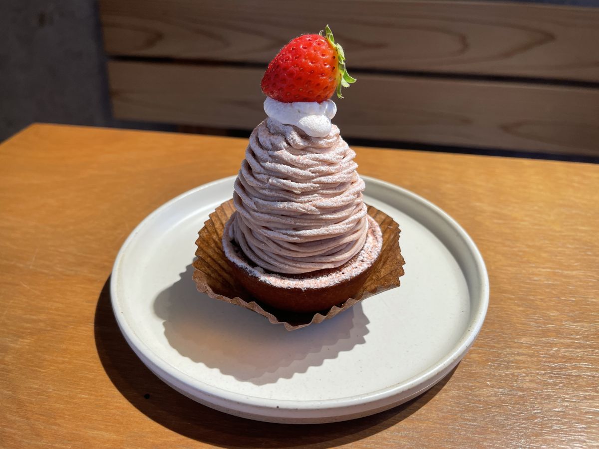 いちごのモンブランタルト テイクアウト 702円、イートイン715円