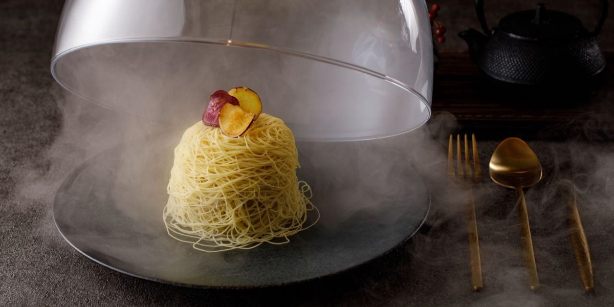 「生搾り芋モンブラン」テイクアウト1000円、イートイン (和紅茶付き) 1800円