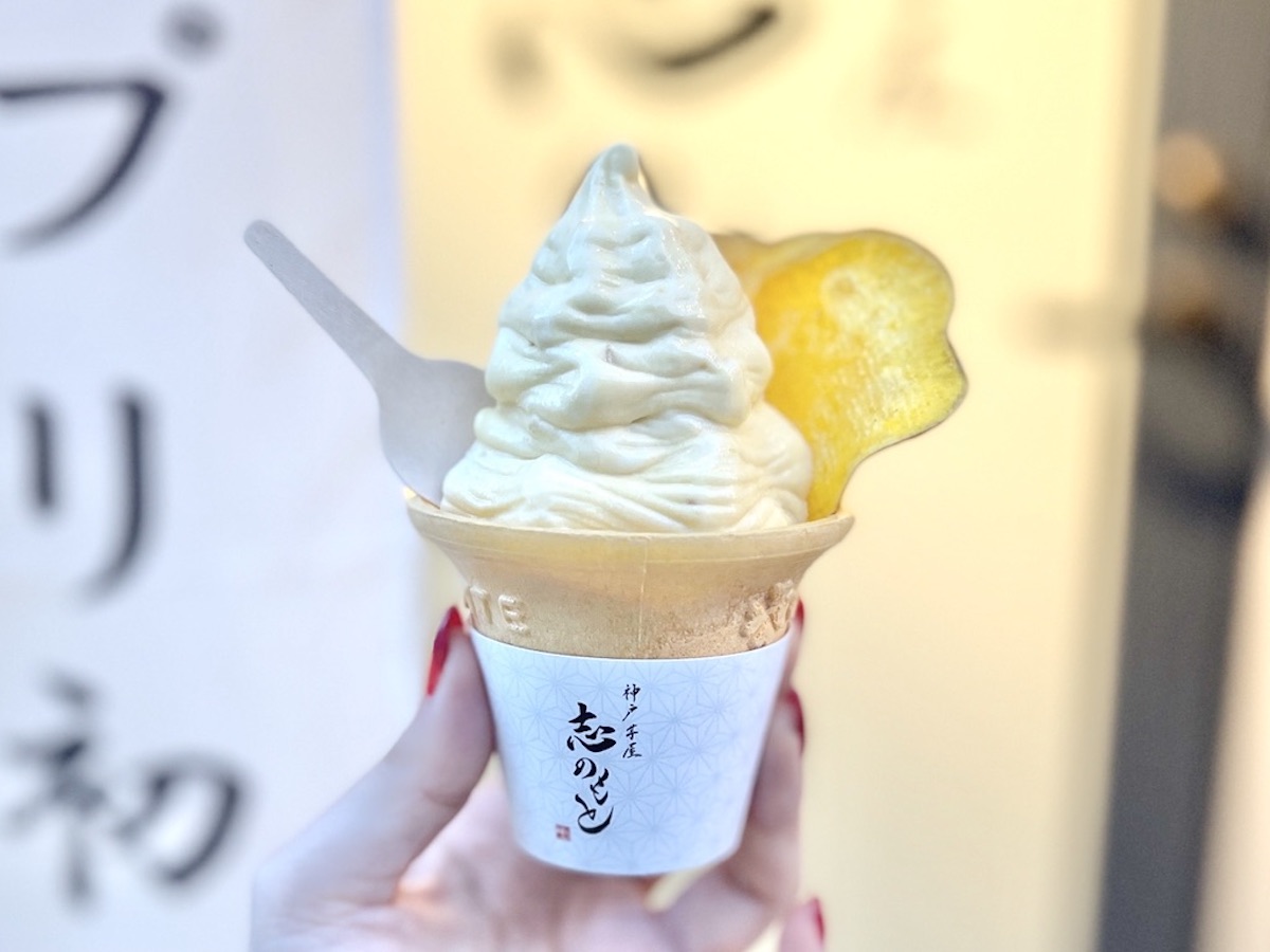「蜜芋ソフトクリーム」540円 トッピングの塩けんぴは+50円