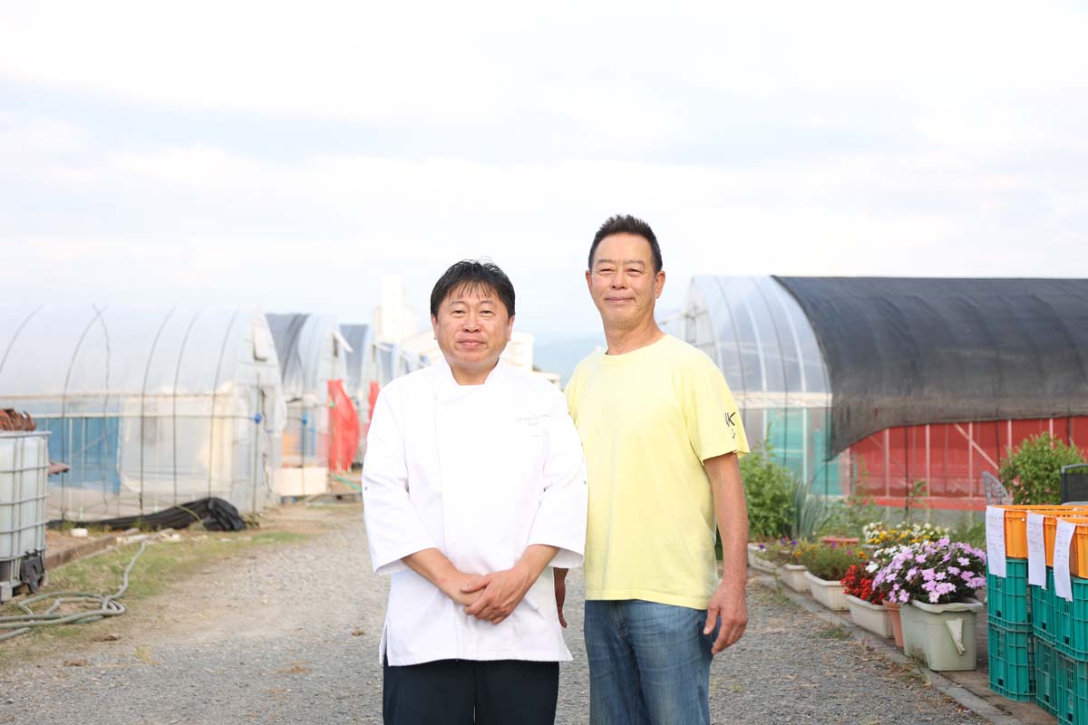 井上農場の井上馨さん（右）と奥田シェフ