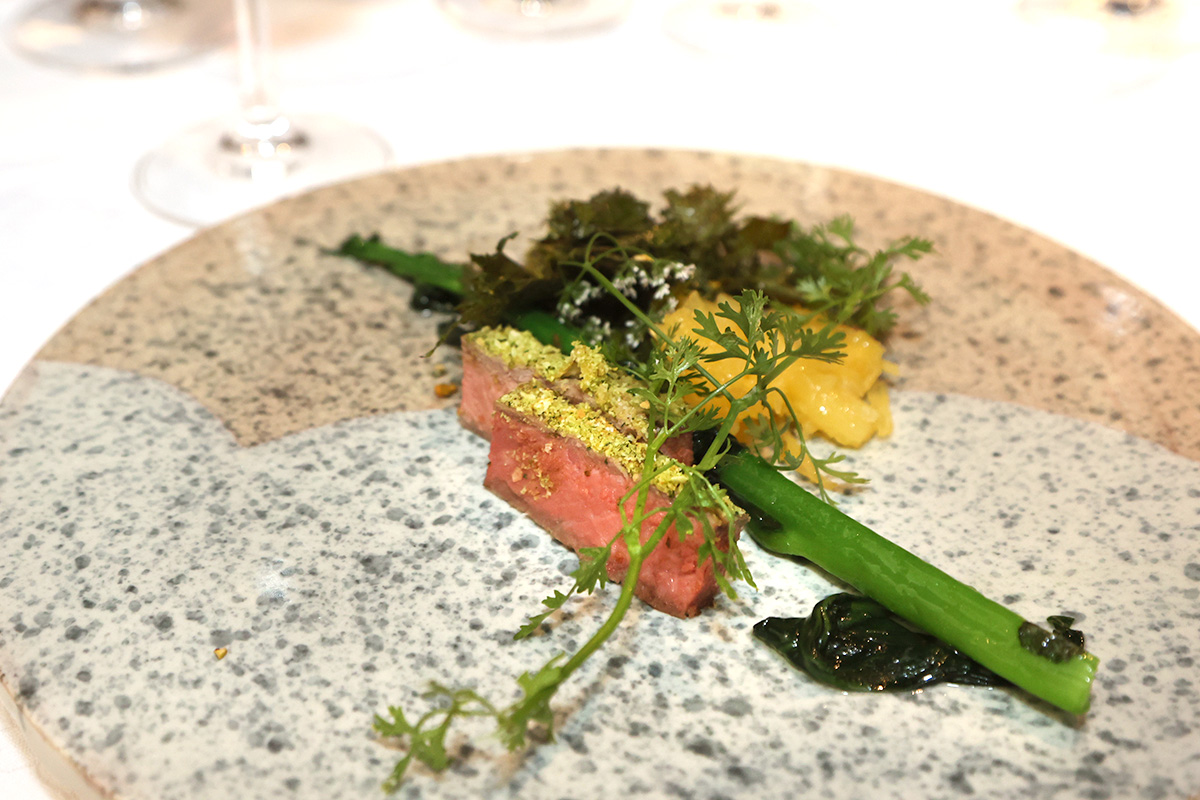 丸山さんの羊のローストに、先ほど井上農場で収穫したばかりのシソを添えて