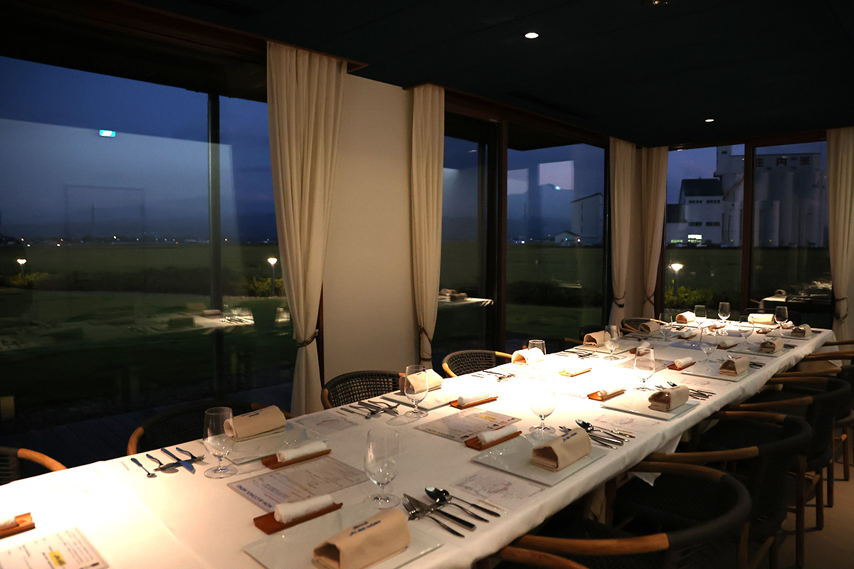 一面ガラス張りの店内