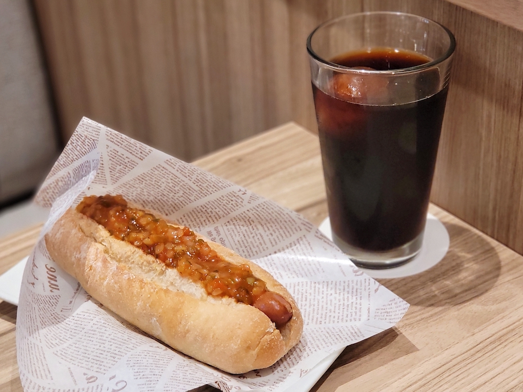 「スペシャルサルサソース」480円、「OASIS特製水出しアイス珈琲」400円。