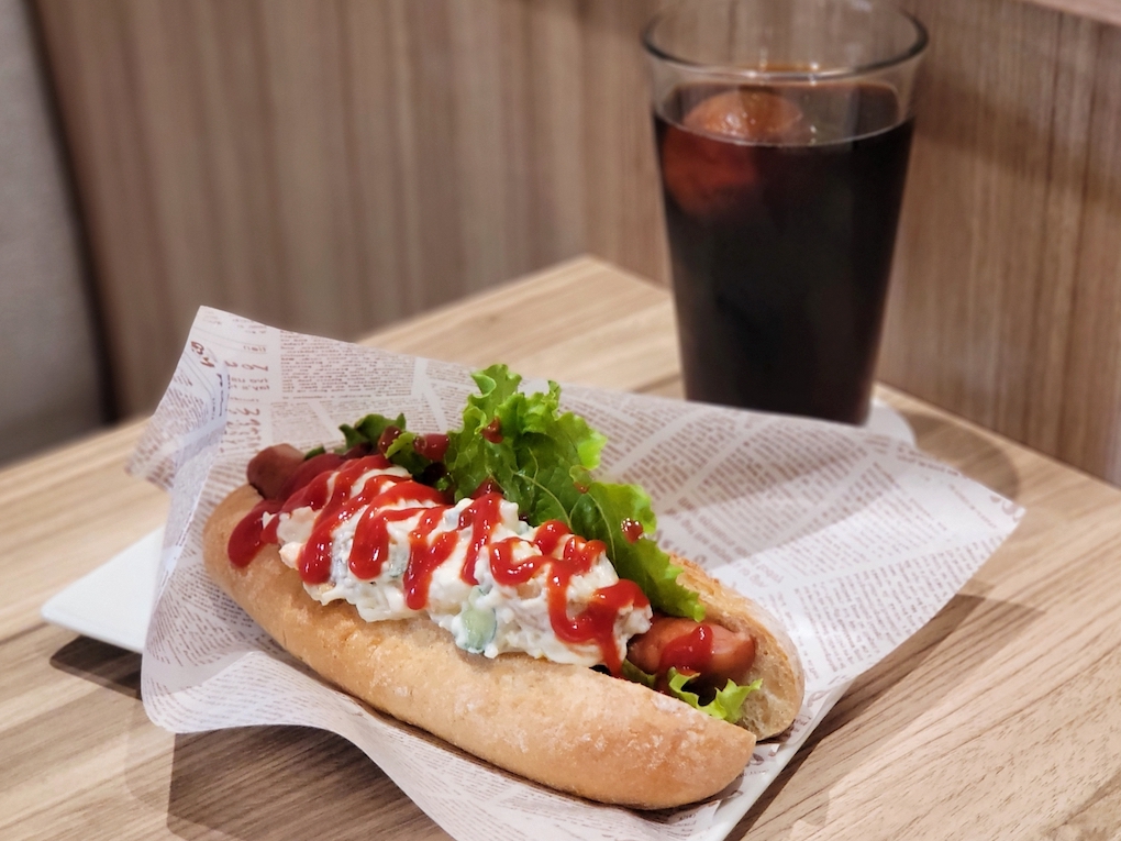 「『インカのめざめ』入りポテサラドッグ」500円、「OASIS特製水出しアイス珈琲」400円。（ドリンクセット800円）