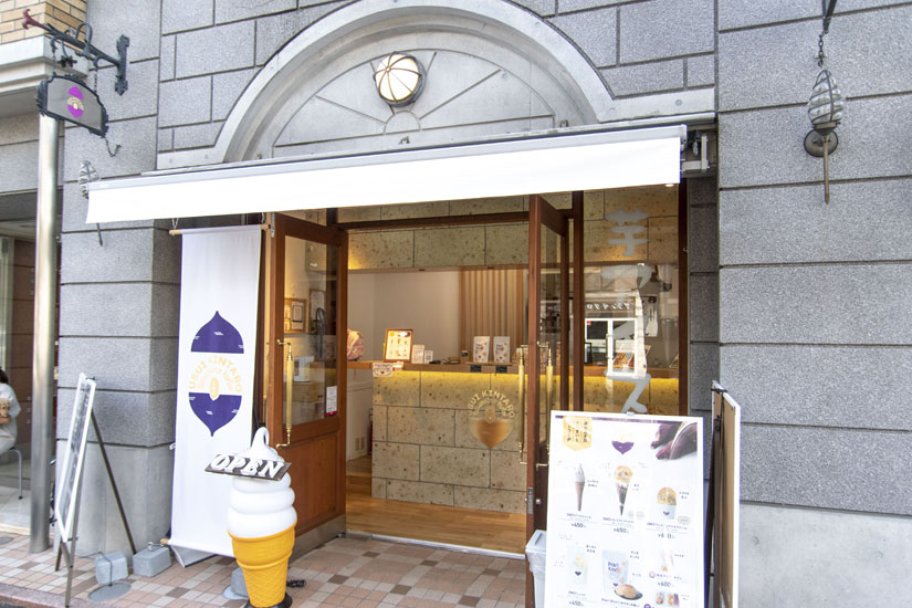 シックなマンションの1階にお店があります