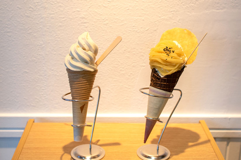 IMOアイスクリーム450円(左)、IMOプレミアムアイスクリーム650円(右)。食べやすいカップも用意しています