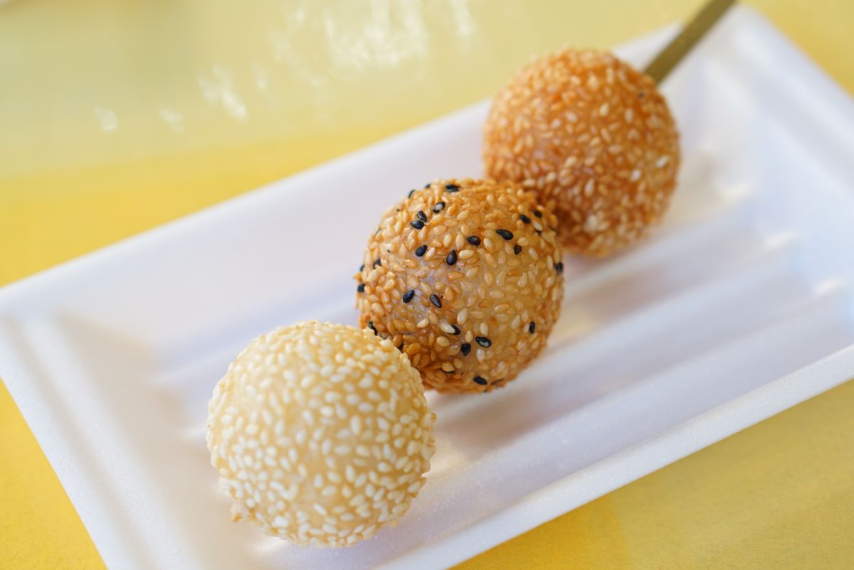 「三色ごま団子串」400円