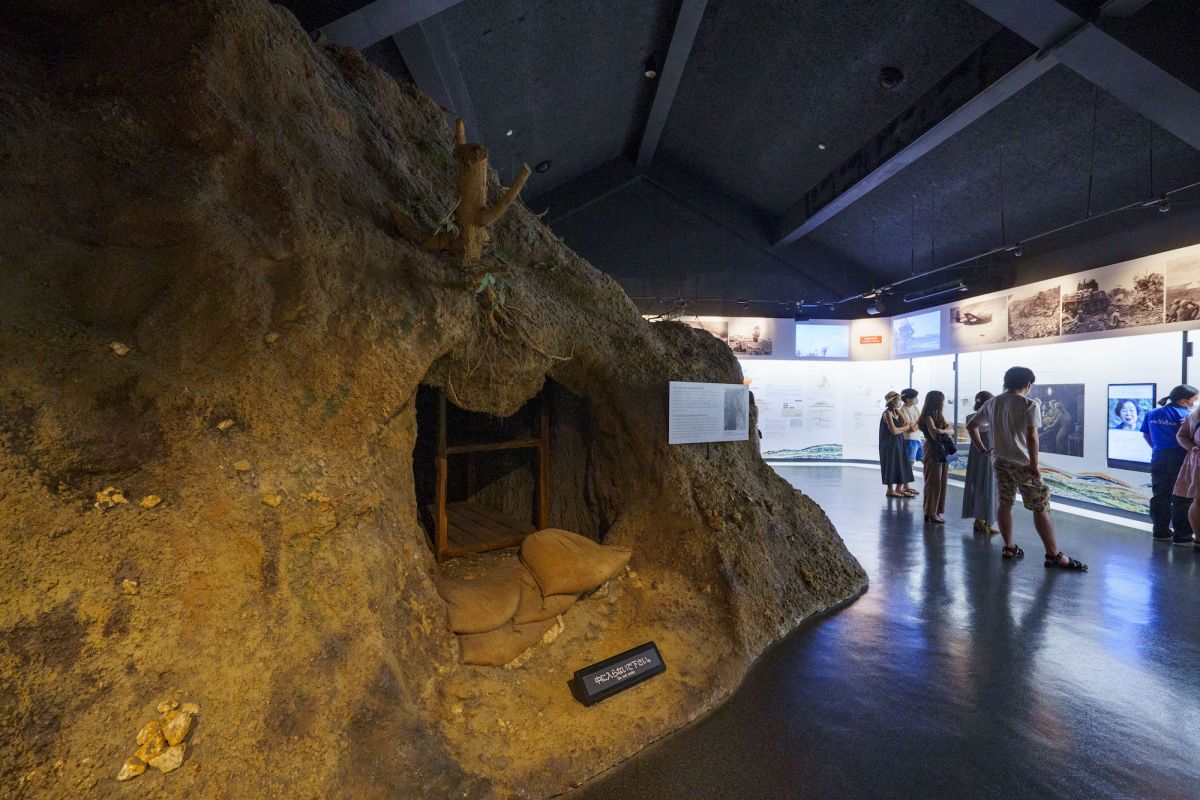 生徒たちが働いた病院壕のジオラマや生存者の証言などで構成された第2展示室「ひめゆりの戦場」