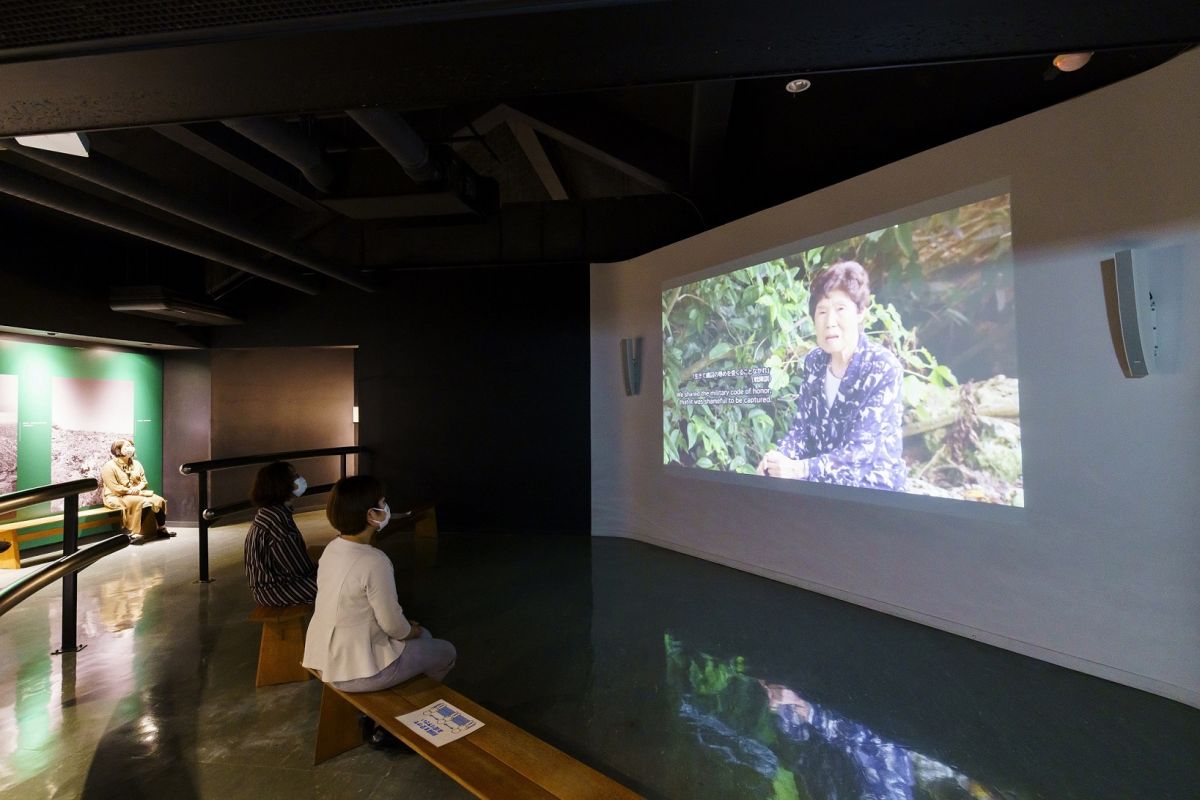 生き残った生徒たちが戦場跡を訪れて体験を語る証言映像を集めた第3展示室「ひめゆりの証言映像」 提供：ひめゆり平和祈念資料館