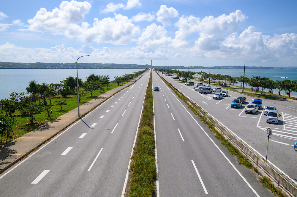 【沖縄・海中道路】船に乗らずに行けちゃう絶景離島めぐり！ 島々を結ぶシーサイドドライブに出発！
